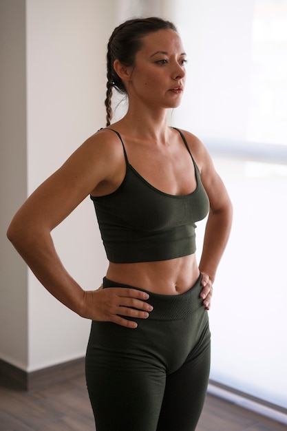 Mujer atlética adulta haciendo ejercicio y entrenando