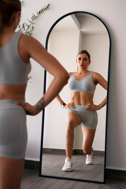 Mujer atlética adulta haciendo ejercicio y entrenando