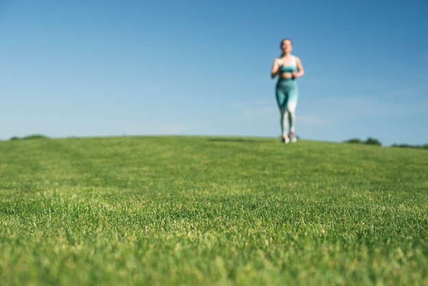 Mujer atlética corriendo al aire libre en un parque