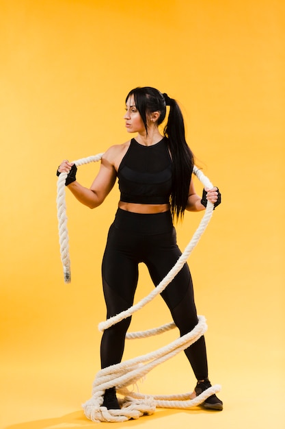 Mujer atlética con cuerda