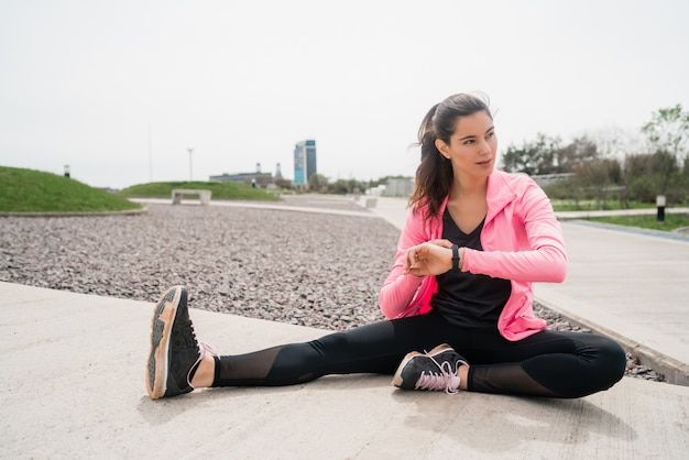 Mujer atlética estirando las piernas antes del ejercicio