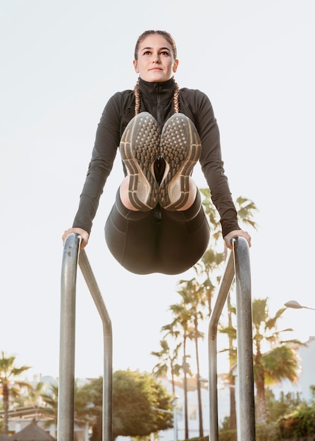 Mujer atlética hacer ejercicio al aire libre
