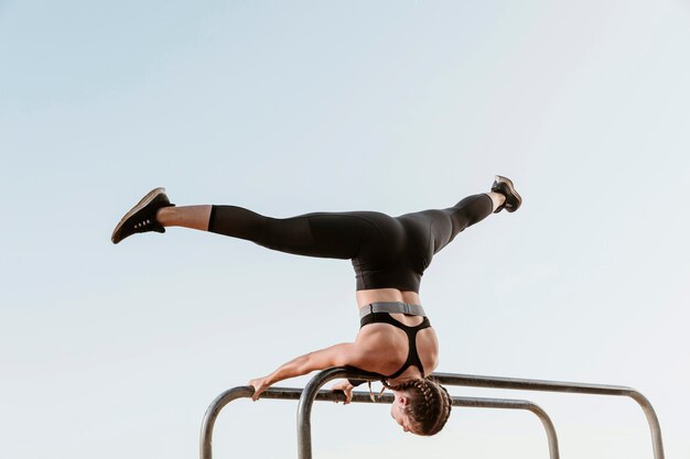 Mujer atlética haciendo ejercicios de fitness fuera