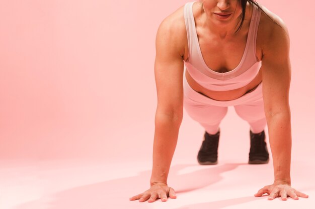 Mujer atlética haciendo push up