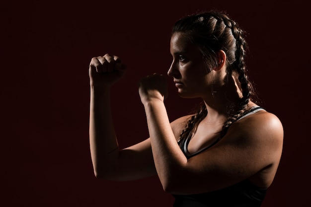 Mujer atlética en ropa de fitness sobre fondo oscuro