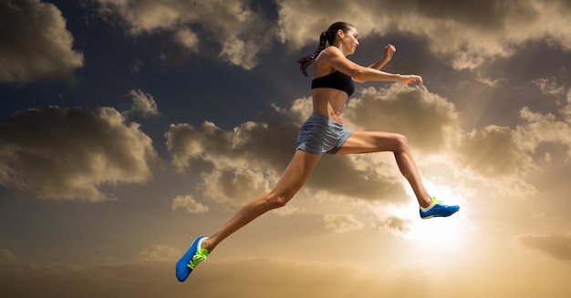 Foto gratuita mujer atletismo sol cortada grande