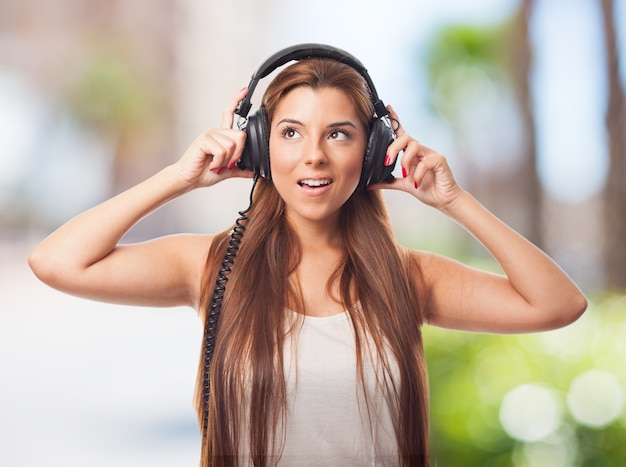 Mujer atractiva con los auriculares.