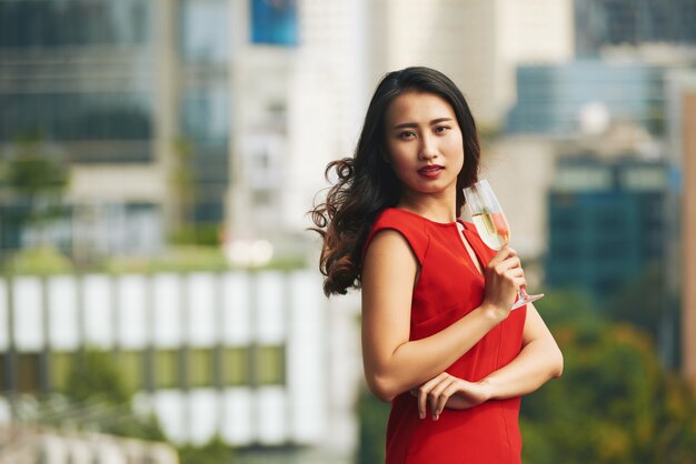 Mujer atractiva bebiendo champaña