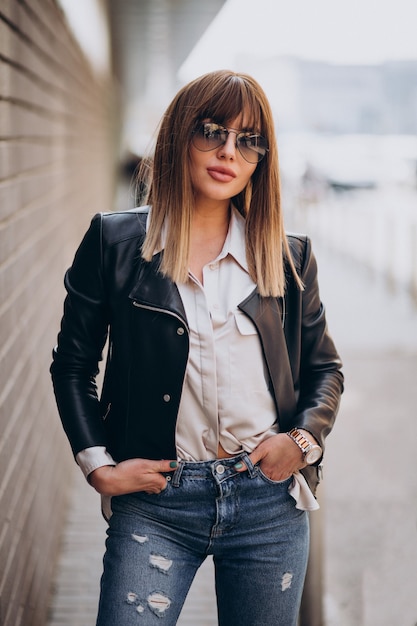 Mujer atractiva con cabello rubio posando en la calle