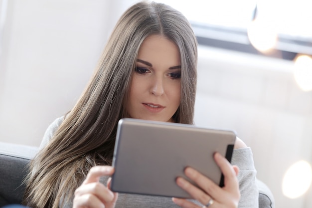 Mujer atractiva en casa