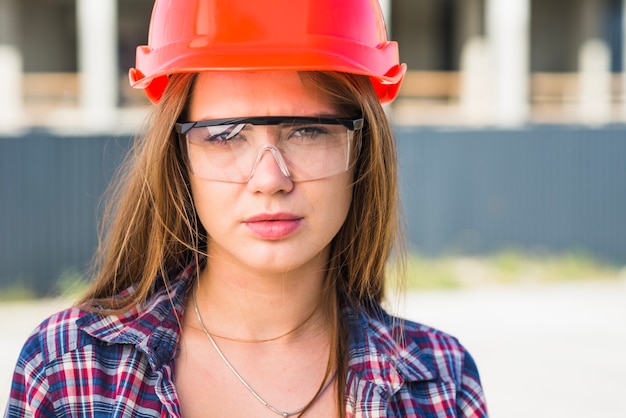 Mujer atractiva en casco