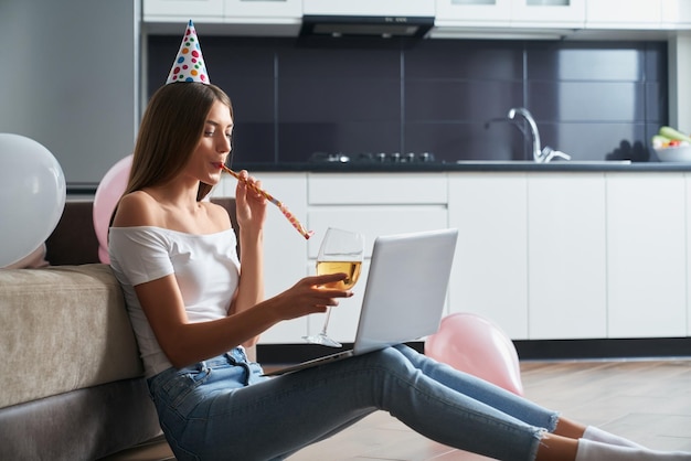 Mujer atractiva celebrando cumpleaños a través de videollamada