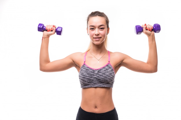 Mujer atractiva chica fitness hacer diferentes ejercicios aeróbicos con mancuernas en blanco vestidas con ropa deportiva