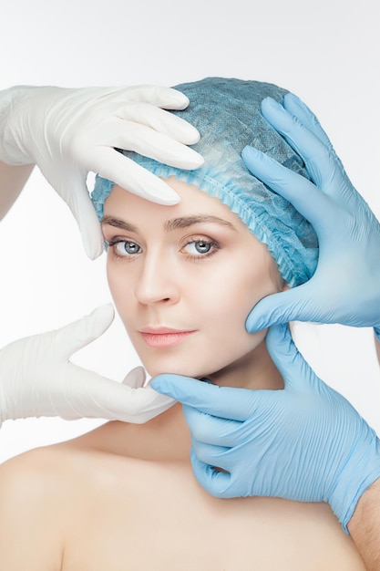 Mujer atractiva en cirugía plástica con jeringa en la cara