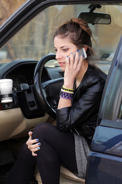 Foto gratuita mujer atractiva en el coche