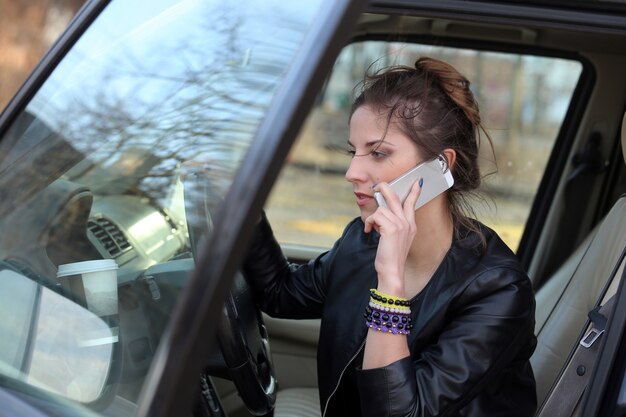 Mujer atractiva en el coche