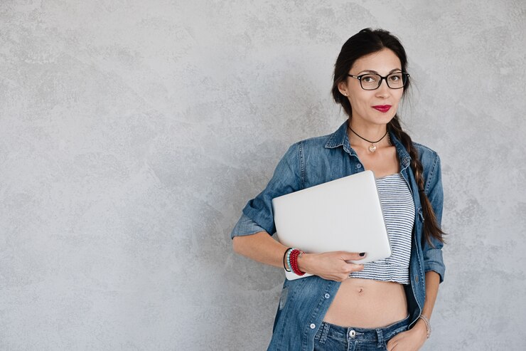 Foto gratuito mujer atractiva con la computadora portátil