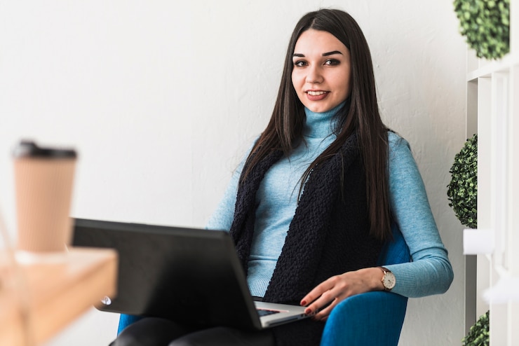 Foto gratuito mujer atractiva con la computadora portátil