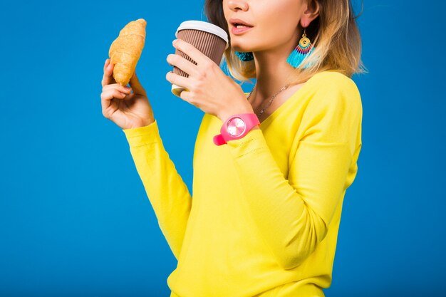 Mujer atractiva con estilo joven en blusa amarilla sobre azul