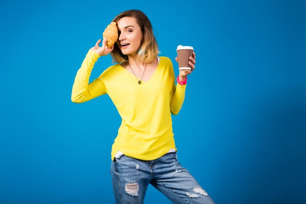 Mujer atractiva con estilo joven en blusa amarilla sobre azul