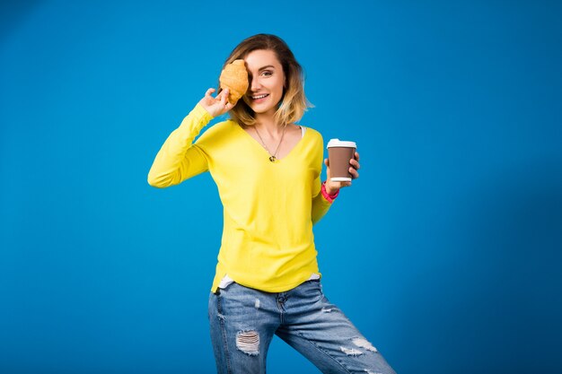 Mujer atractiva con estilo joven en blusa amarilla sobre azul