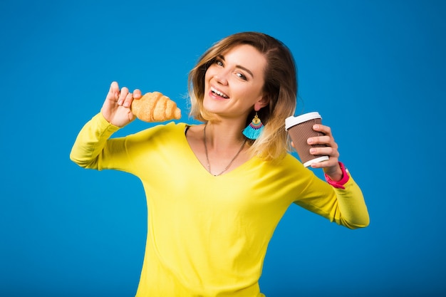 Mujer atractiva con estilo joven en blusa amarilla sobre azul