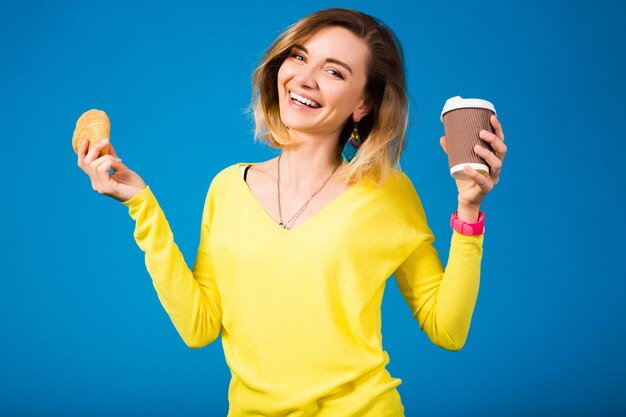 Mujer atractiva con estilo joven en blusa amarilla sobre azul