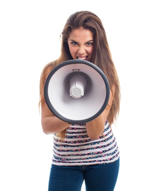 Mujer atractiva gritando con un megáfono