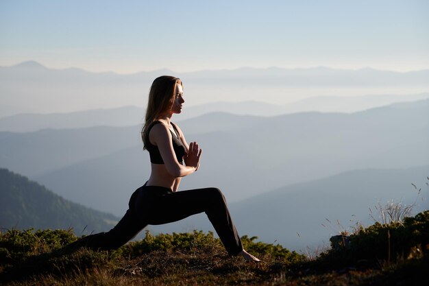 Mujer atractiva haciendo ejercicios en la naturaleza