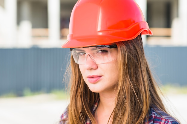 Foto gratuita mujer atractiva en hardhat brillante