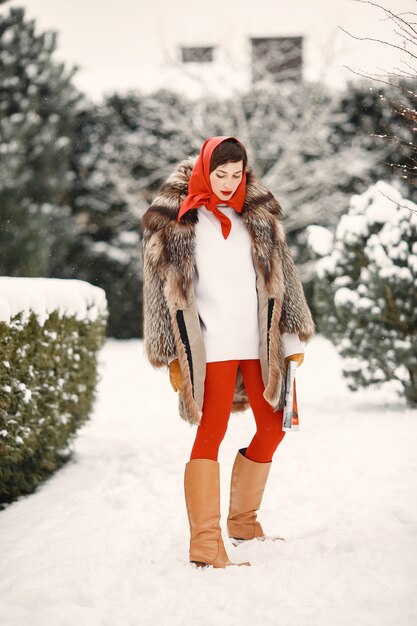 Mujer atractiva en invierno al aire libre