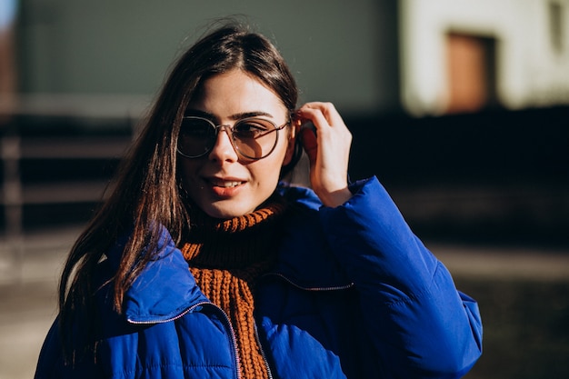 Mujer atractiva joven en chaqueta de invierno azul