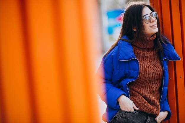 Mujer atractiva joven en chaqueta de invierno azul