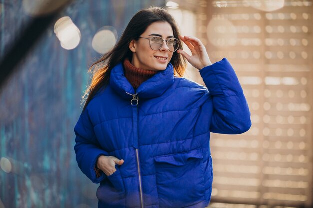 Mujer atractiva joven en chaqueta de invierno azul