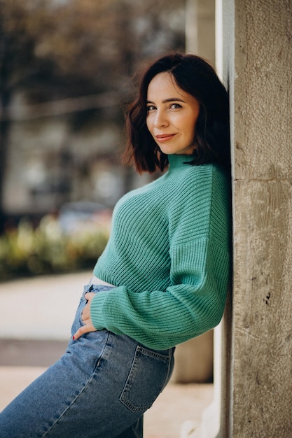 Mujer atractiva joven posando en la calle