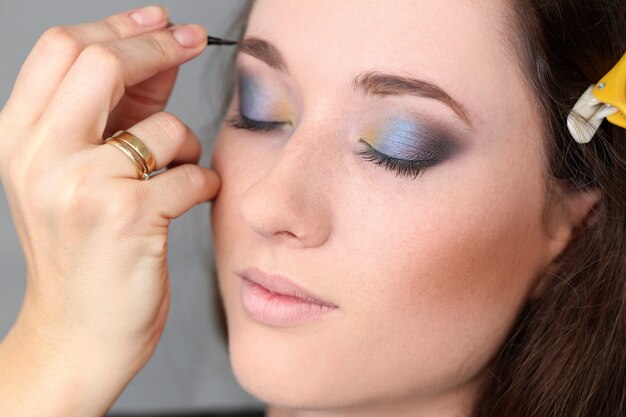 Mujer atractiva durante el maquillaje