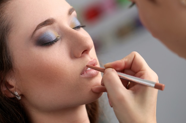 Mujer atractiva durante el maquillaje
