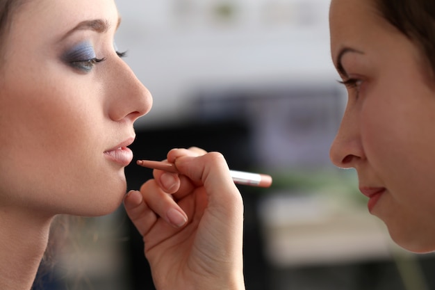 Mujer atractiva durante el maquillaje