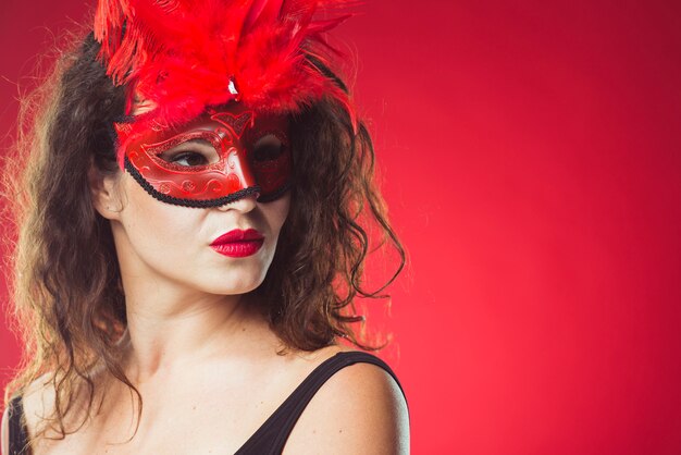 Mujer atractiva en máscara roja