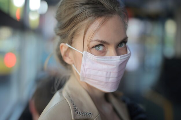 Mujer atractiva con una mascarilla