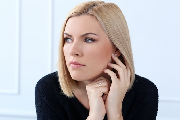 Mujer atractiva con ojos azules