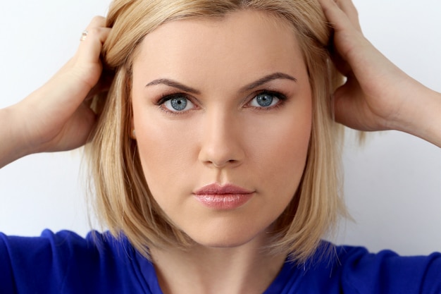 Mujer atractiva con ojos azules
