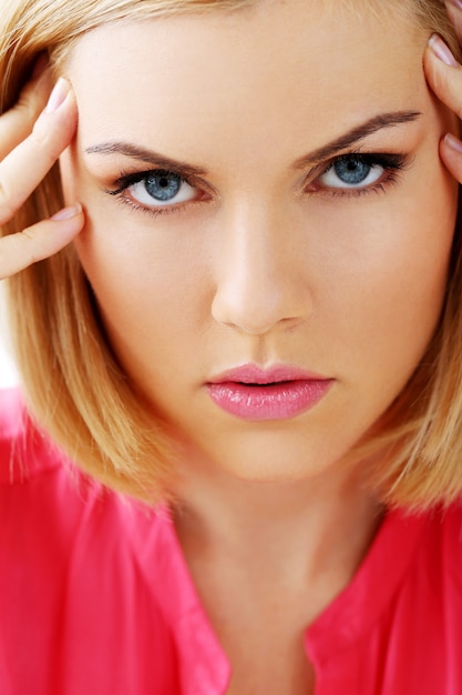 Mujer atractiva con ojos azules