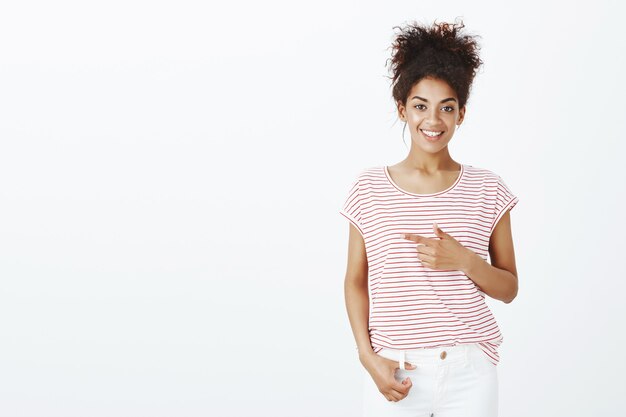 Mujer atractiva con peinado afro posando en el estudio