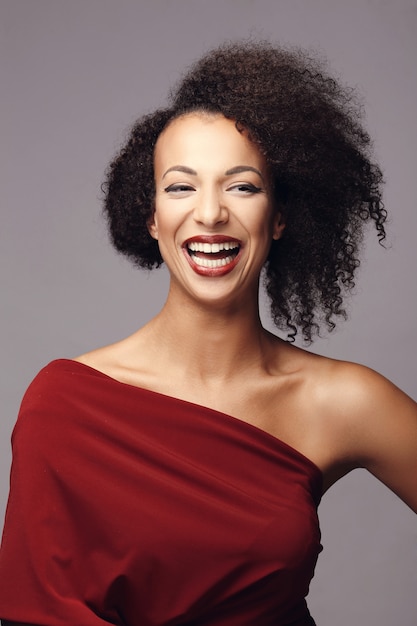 Foto gratuita mujer atractiva con peinado afro