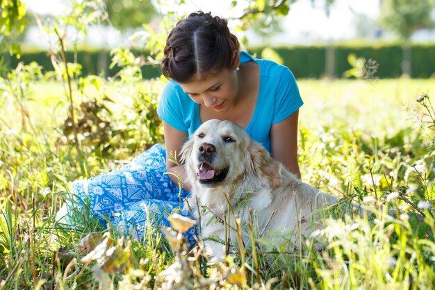 Mujer atractiva con perro