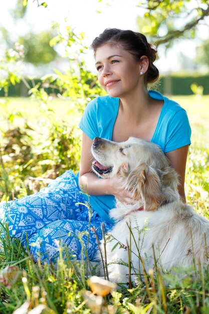 Mujer atractiva con perro