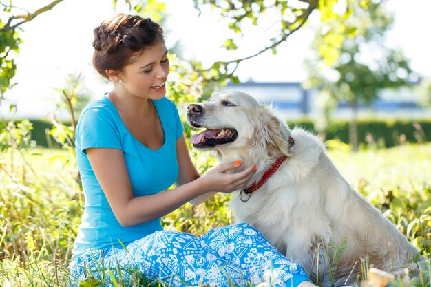 Mujer atractiva con perro