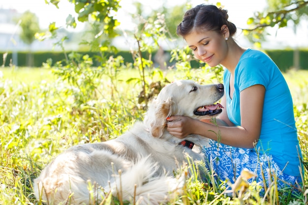 Mujer atractiva con perro