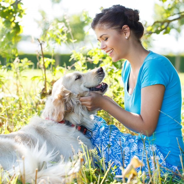 Mujer atractiva con perro